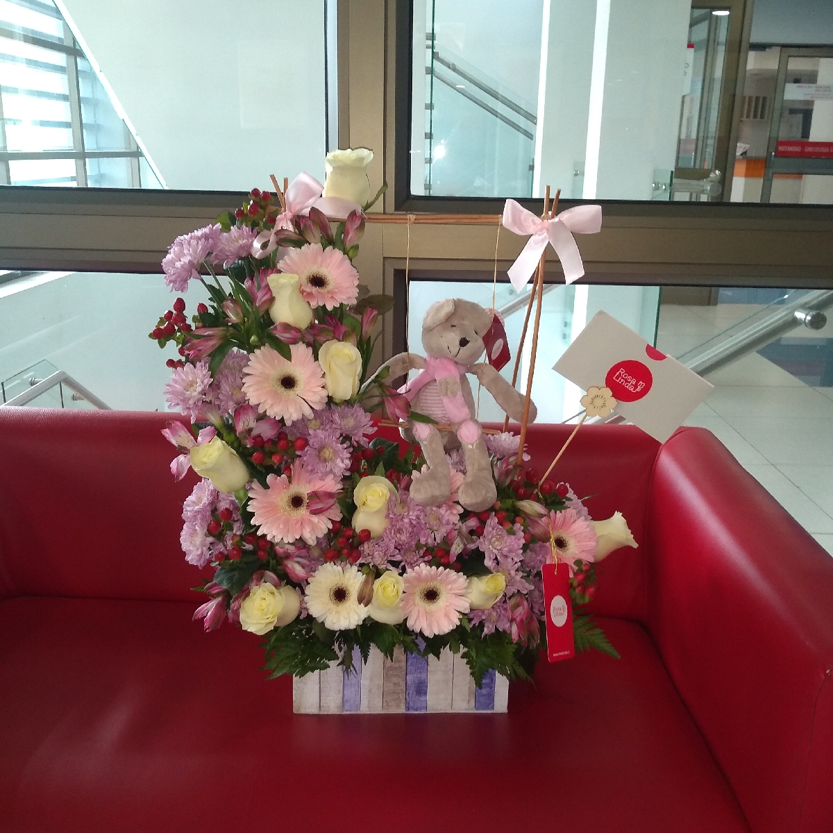 Osita en el jardín - Arreglo floral de nacimiento con peluche de osita en tonos blancos y rosados - Pedido 204283