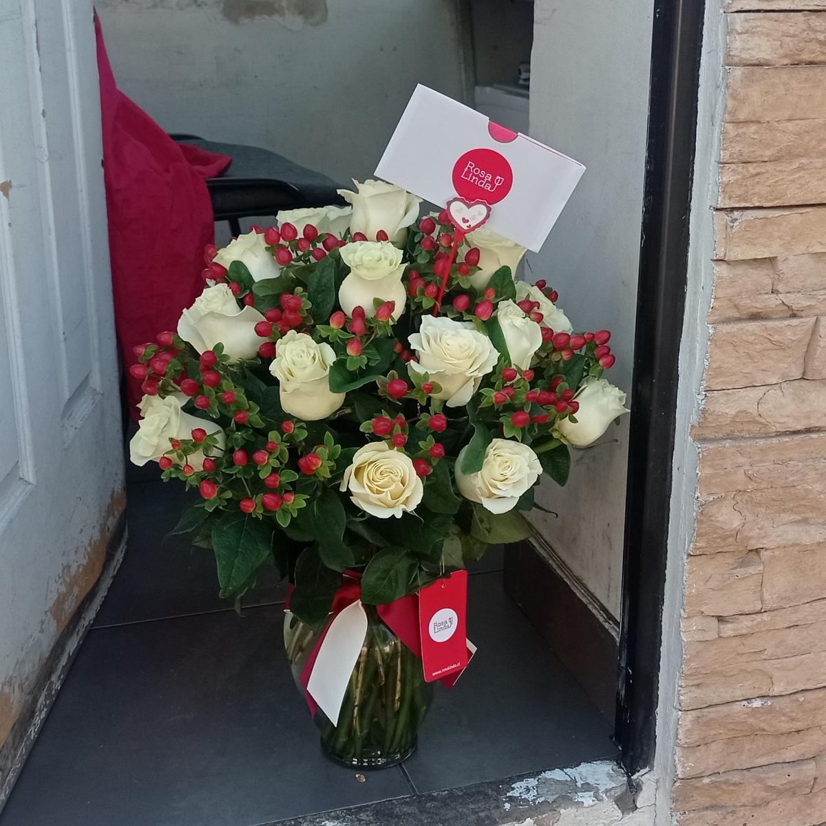 Antonia Blanco - Arreglo floral en florero con 24 rosas blancas e hypericum rojo - Pedido 235187