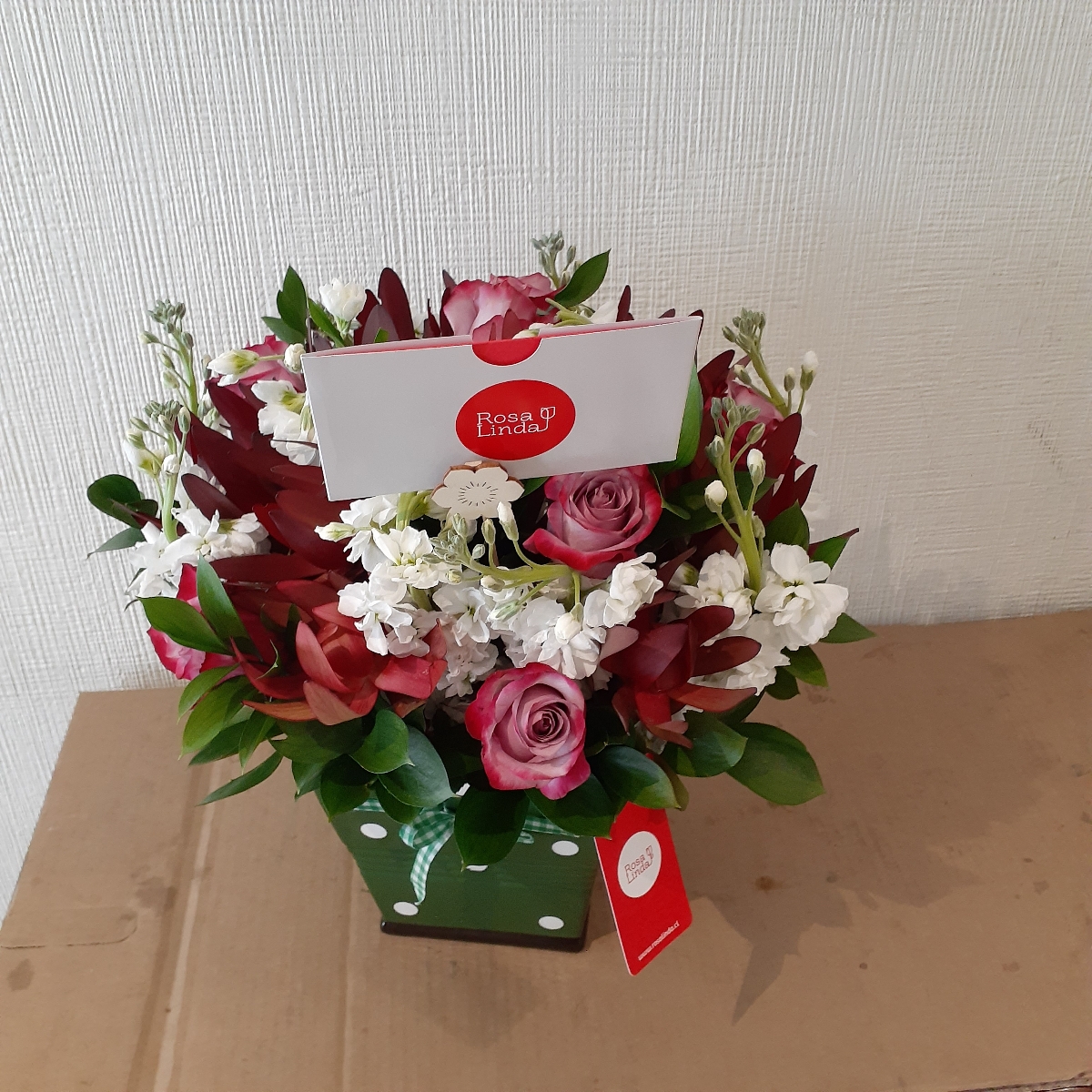 Melissa rosas Lila - Arreglo floral con rosas lilas, leucadendros y alelíes blancos - Pedido 239031