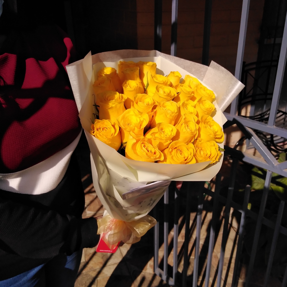 Ramo de rosas - Ramo circular con 24 rosas ecuatorianas amarillas - Pedido 240063