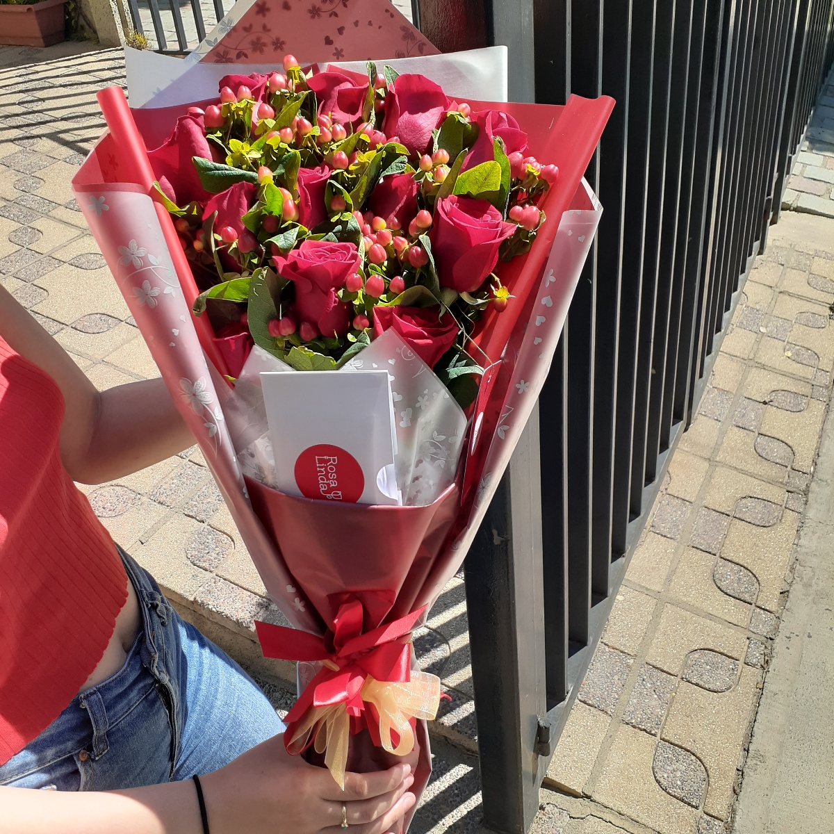 Ramo de rosas extendido con 12 rosas rojas e hypericum - Pedido 243057