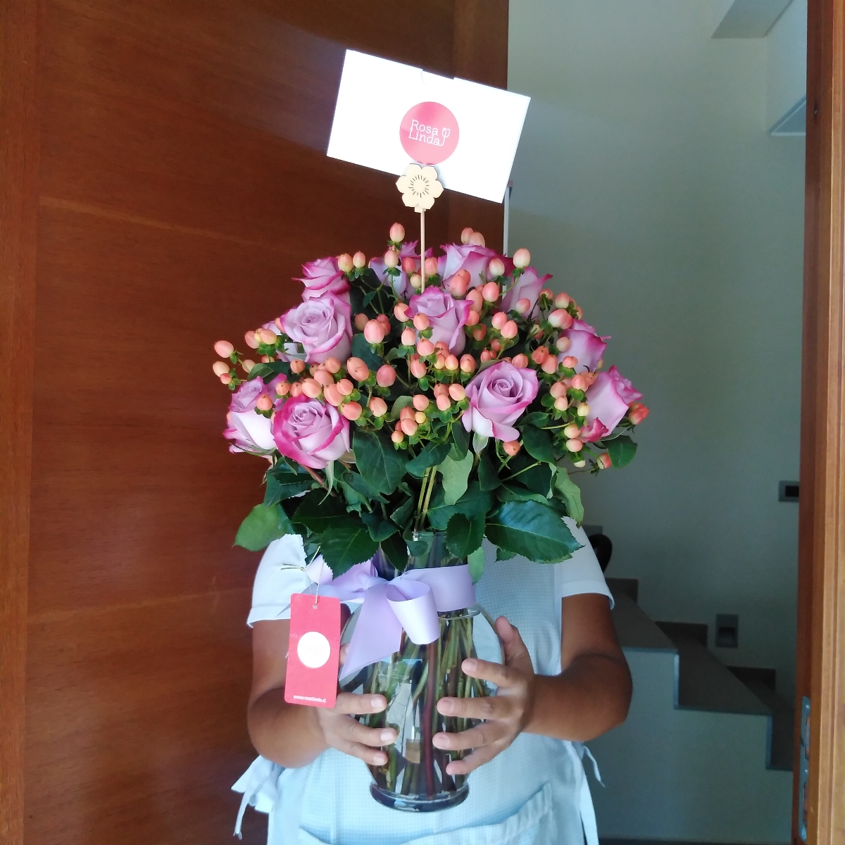 Antonia Lila - Arreglo floral en florero con 24 rosas lilas e hypericum rosado - Pedido 243215