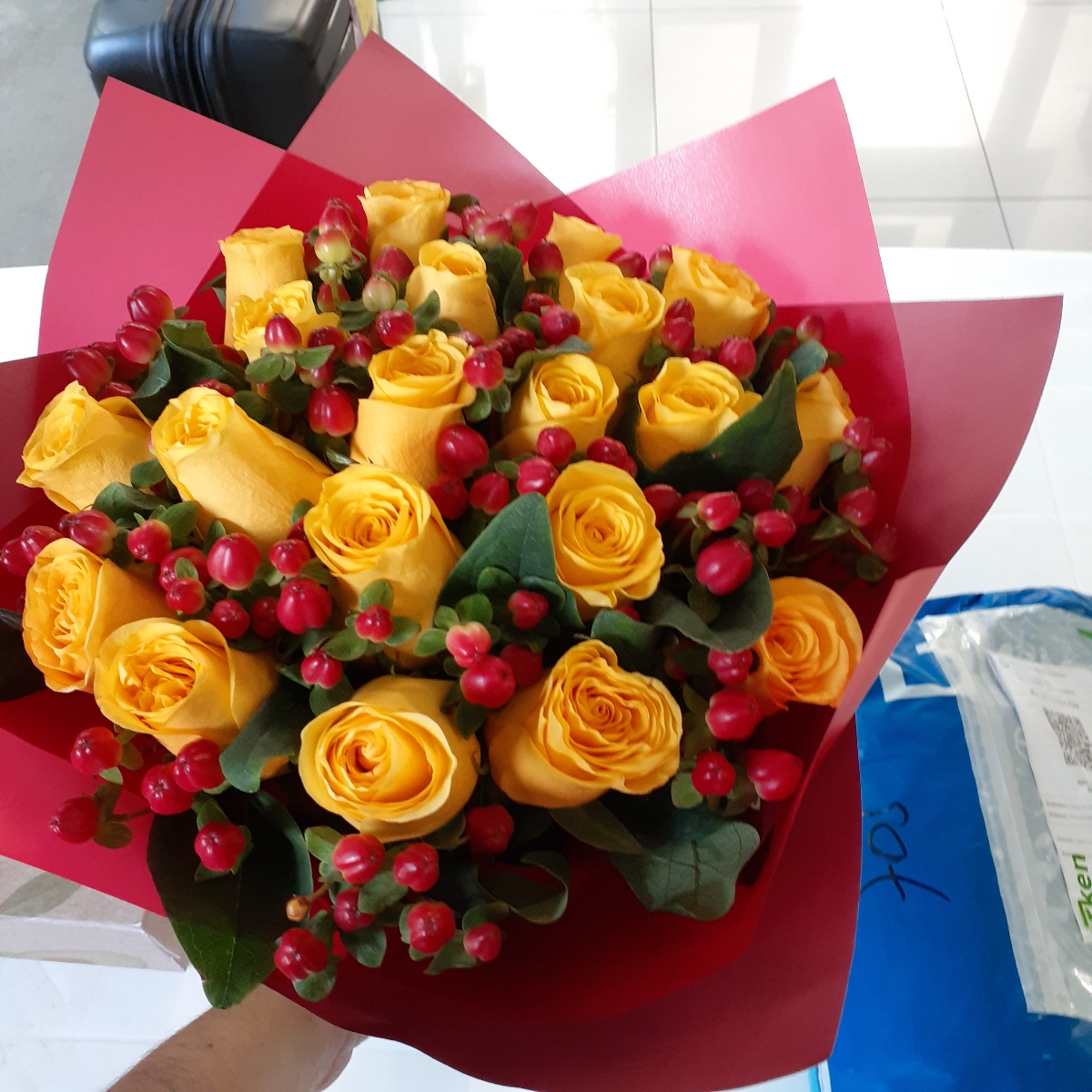 Ramo de rosas - Ramo circular con 18 rosas amarillas e hypericum rojo - Pedido 244098