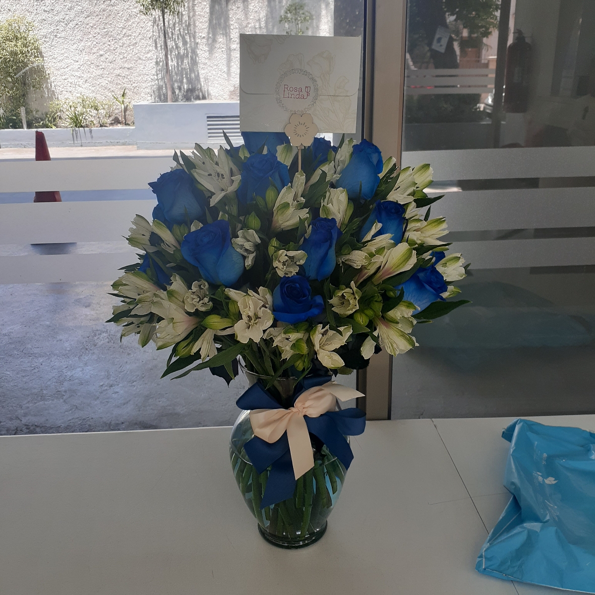 Arreglo floral en florero ánfora con rosas azules y astromelias - Pedido 248387