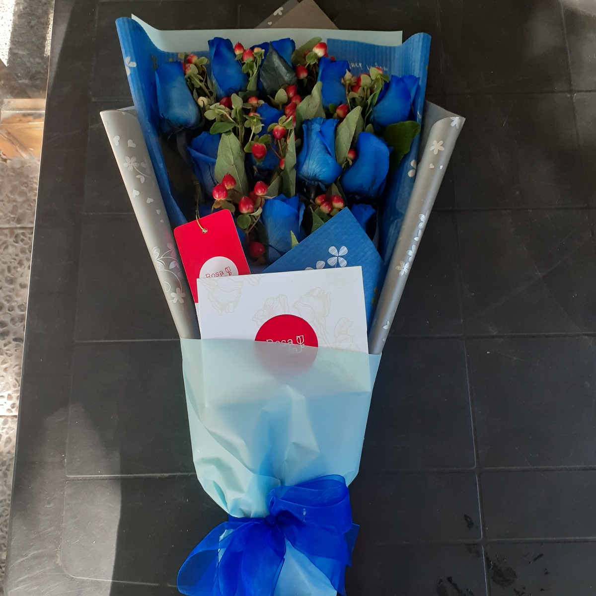 Ramo de rosas extendido con 12 rosas azules e hypericum rojo - Pedido 248559