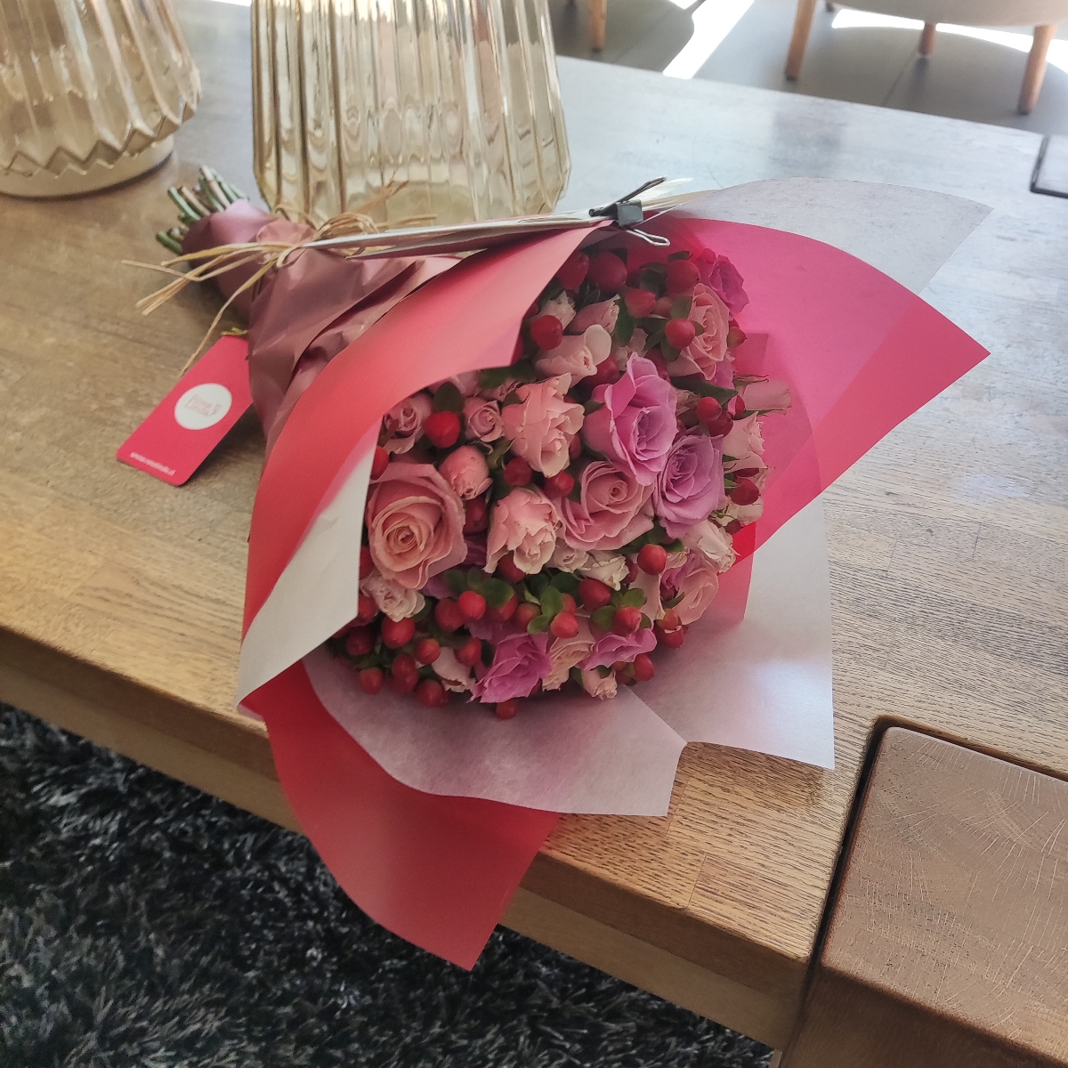 Ramo de flores con minirosas rosadas e hypericum rojo - Pedido 249025