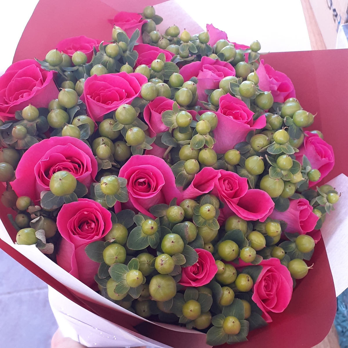 Ramo de rosas - Ramo circular con 18 rosas fucsias e hypericum verde - Pedido 249091