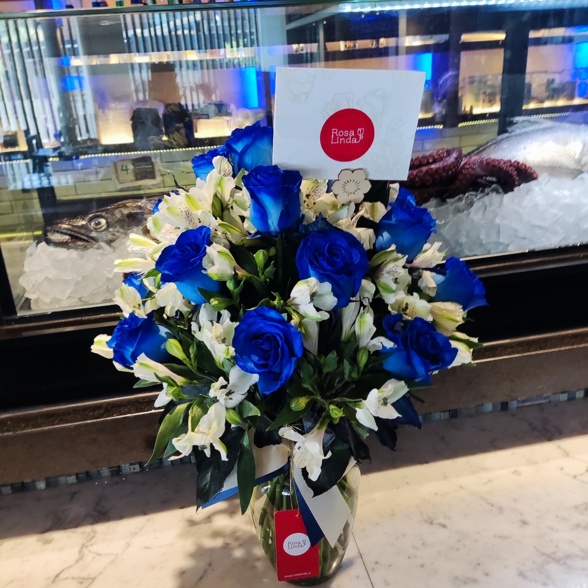 Arreglo floral en florero ánfora con rosas azules y astromelias - Pedido 249304