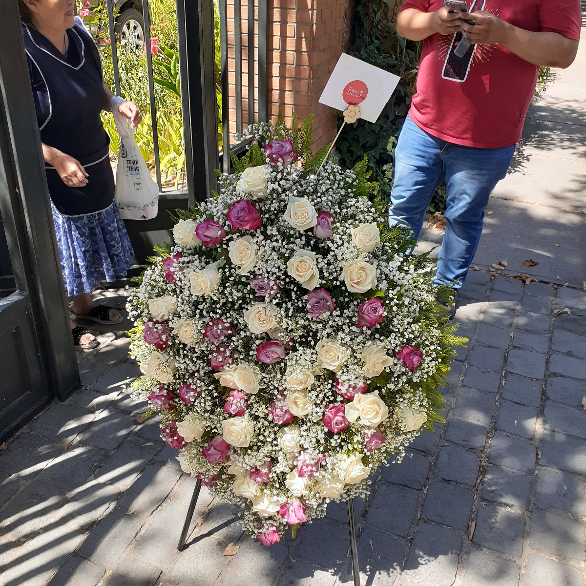 Por Siempre Lila - Corona de condolencias con rosas - Pedido 249693