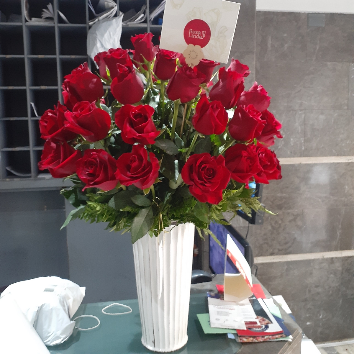 Arreglo floral con 50 rosas rojas - Pedido 249806
