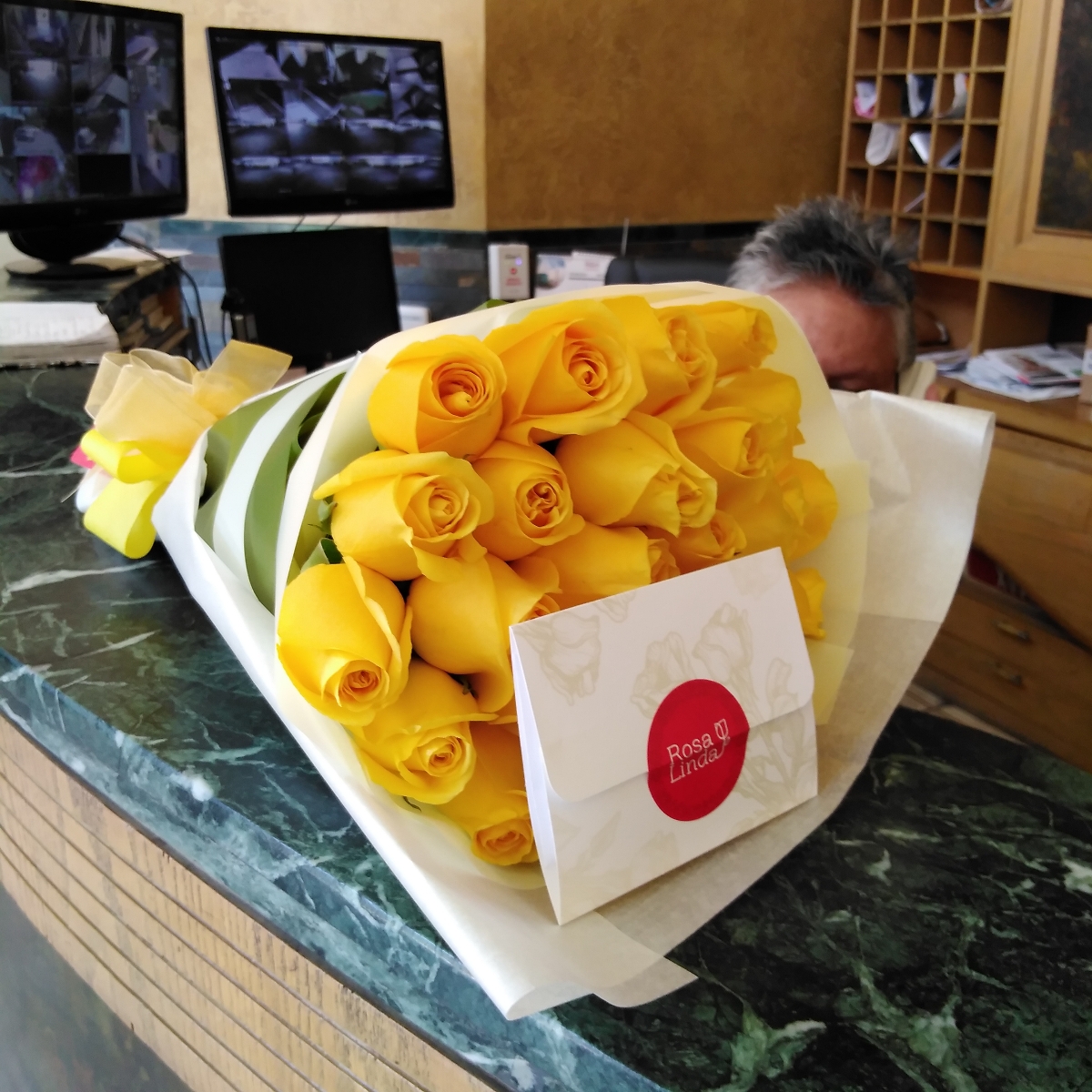 Ramo de rosas - Ramo circular con 24 rosas ecuatorianas amarillas - Pedido 250344