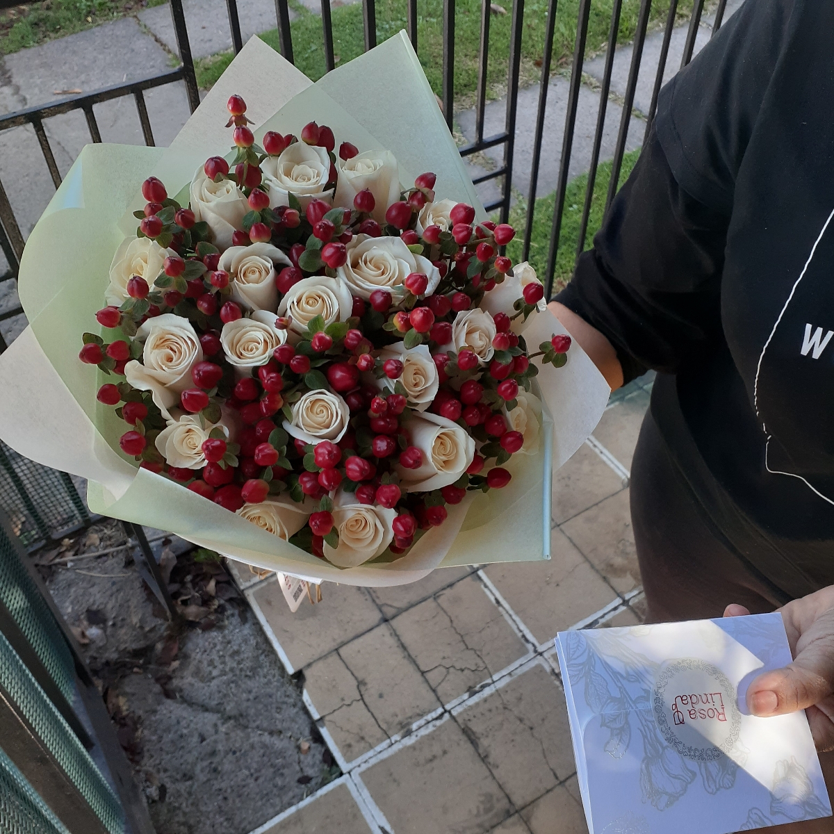Ramo de rosas - Ramo circular con 18 rosas blancas e hypericum rojo - Pedido 250594
