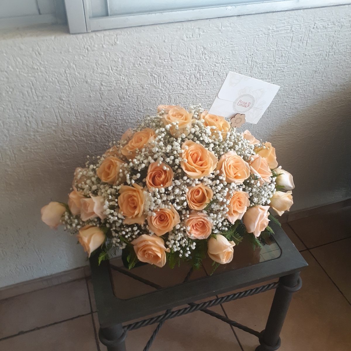 Consuelo - Cubre Urna de defunción con 40 rosas damasco y gypsophila - Pedido 250782