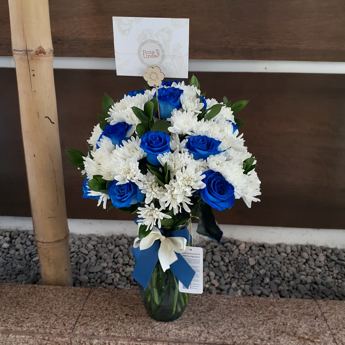 Arreglo floral en florero con rosas azules y maules blancos - Pedido 250890