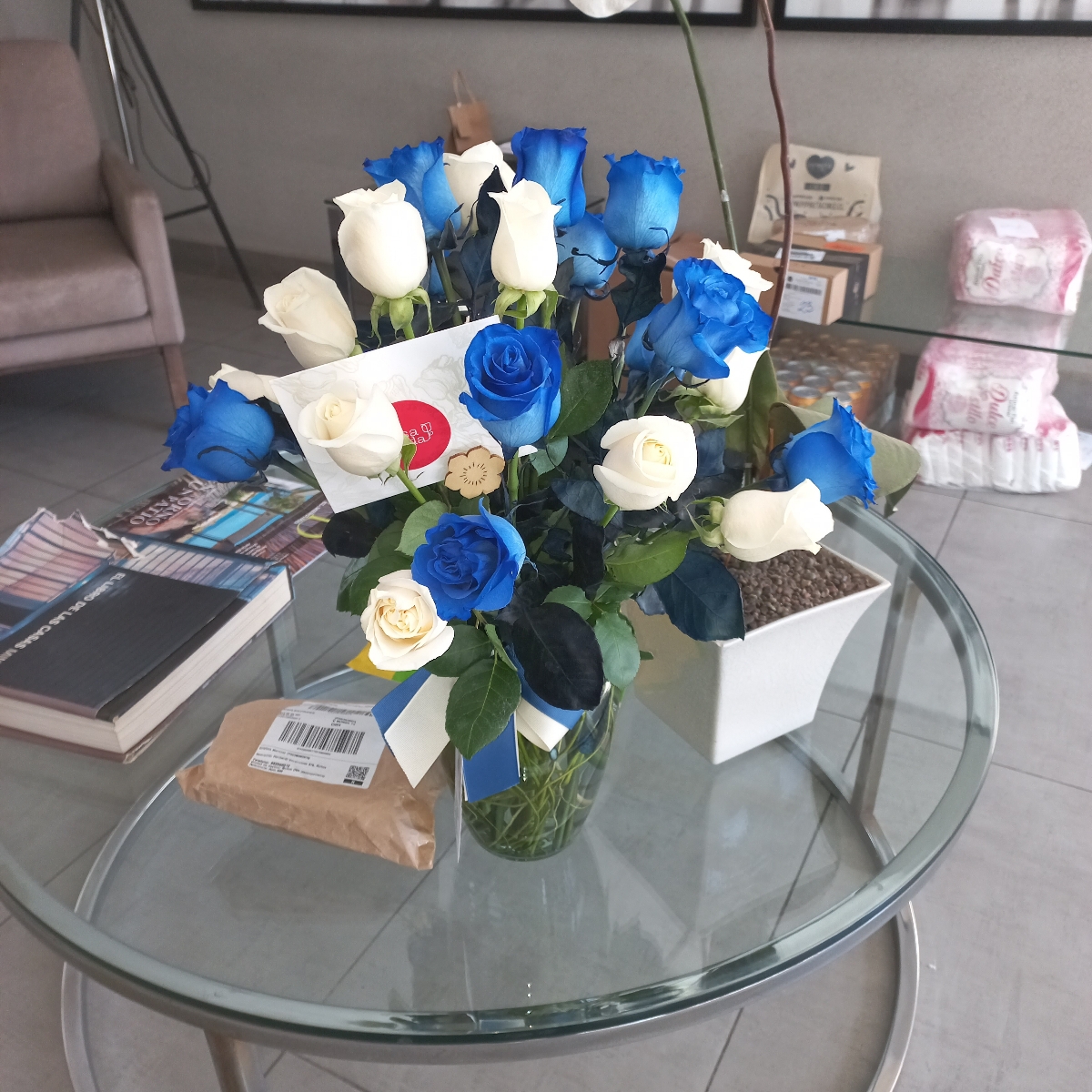 Arreglo floral en florero ánfora con mix de 24 rosas blancas y azules - Pedido 251312