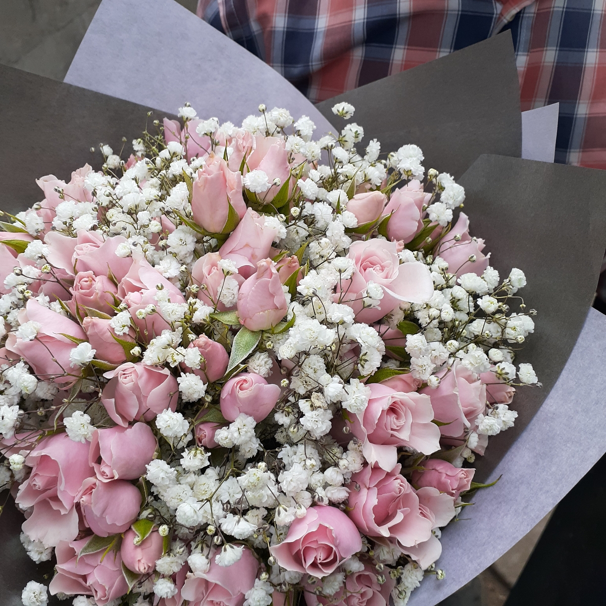 Ramo de flores con minirosas rosadas y gypsophila - Pedido 251402