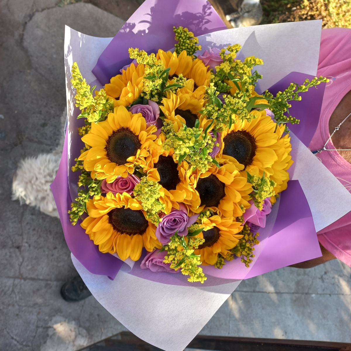 Ramo de girasoles, rosas ecuatorianas lilas y solidago - Pedido 251909