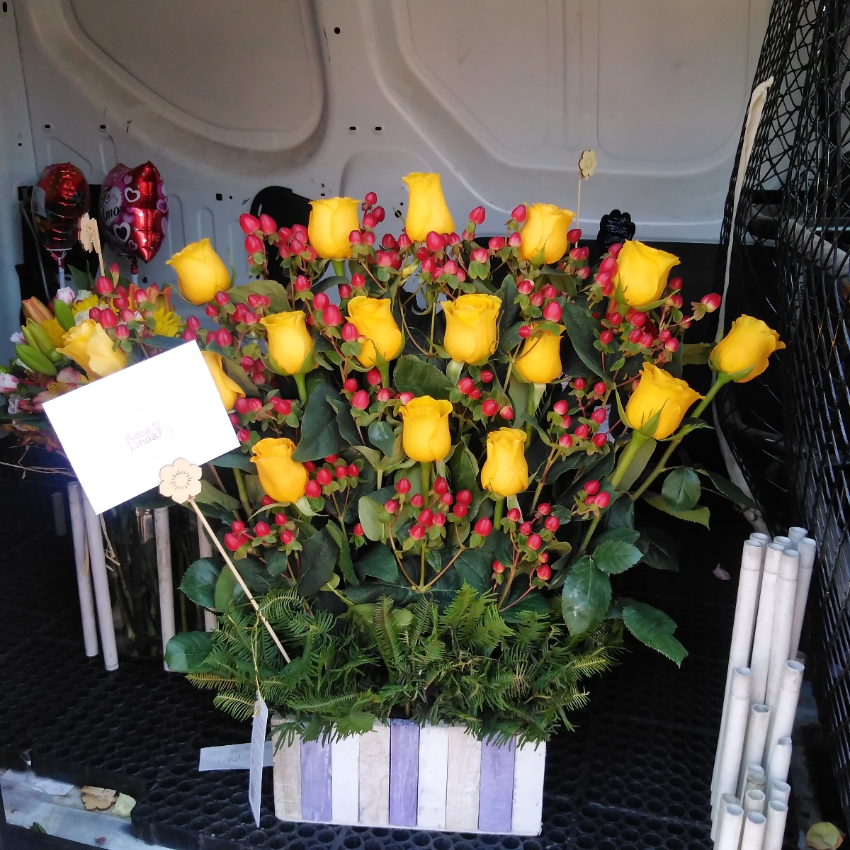 Jardín de Rosas Amarillo - Arreglo floral con 16 rosas amarillas e hypericum rojo - Pedido 251956