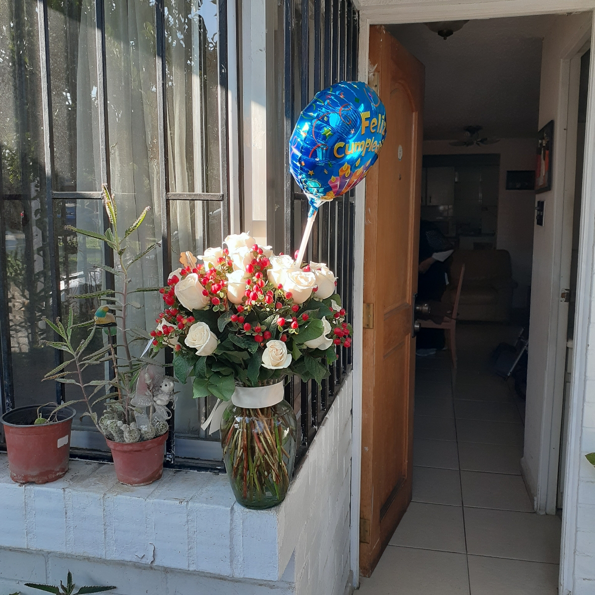 Antonia Blanco - Arreglo floral en florero con 24 rosas blancas e hypericum rojo - Pedido 252175