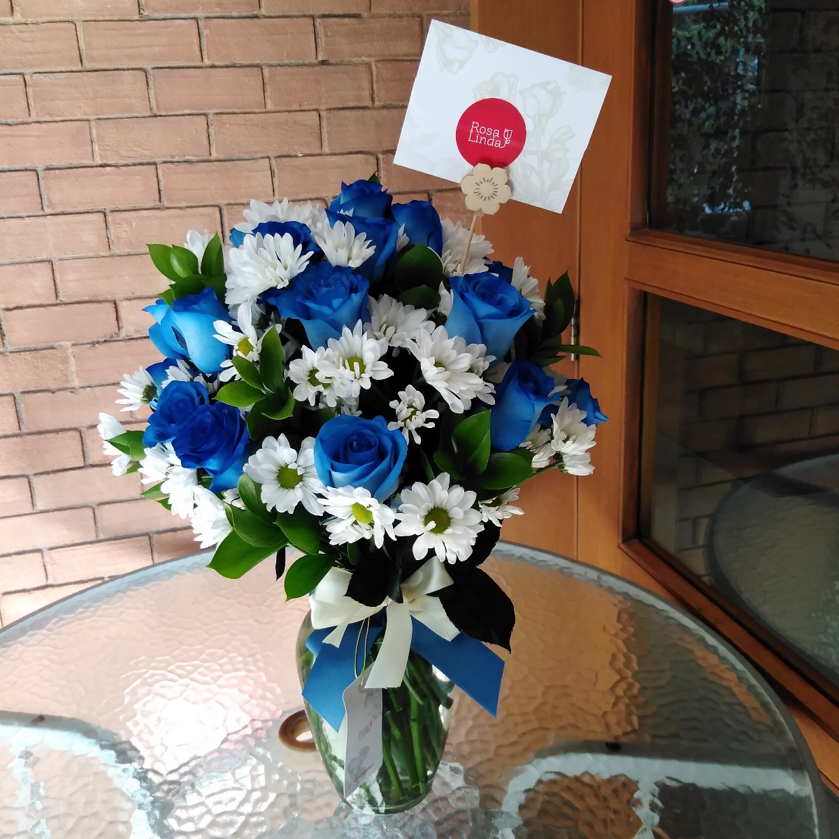 Arreglo floral en florero con rosas azules y maules blancos - Pedido 252213