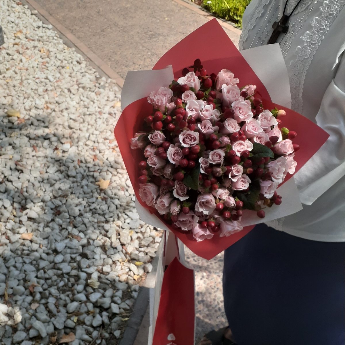 Ramo de flores con minirosas rosadas e hypericum rojo - Pedido 252304