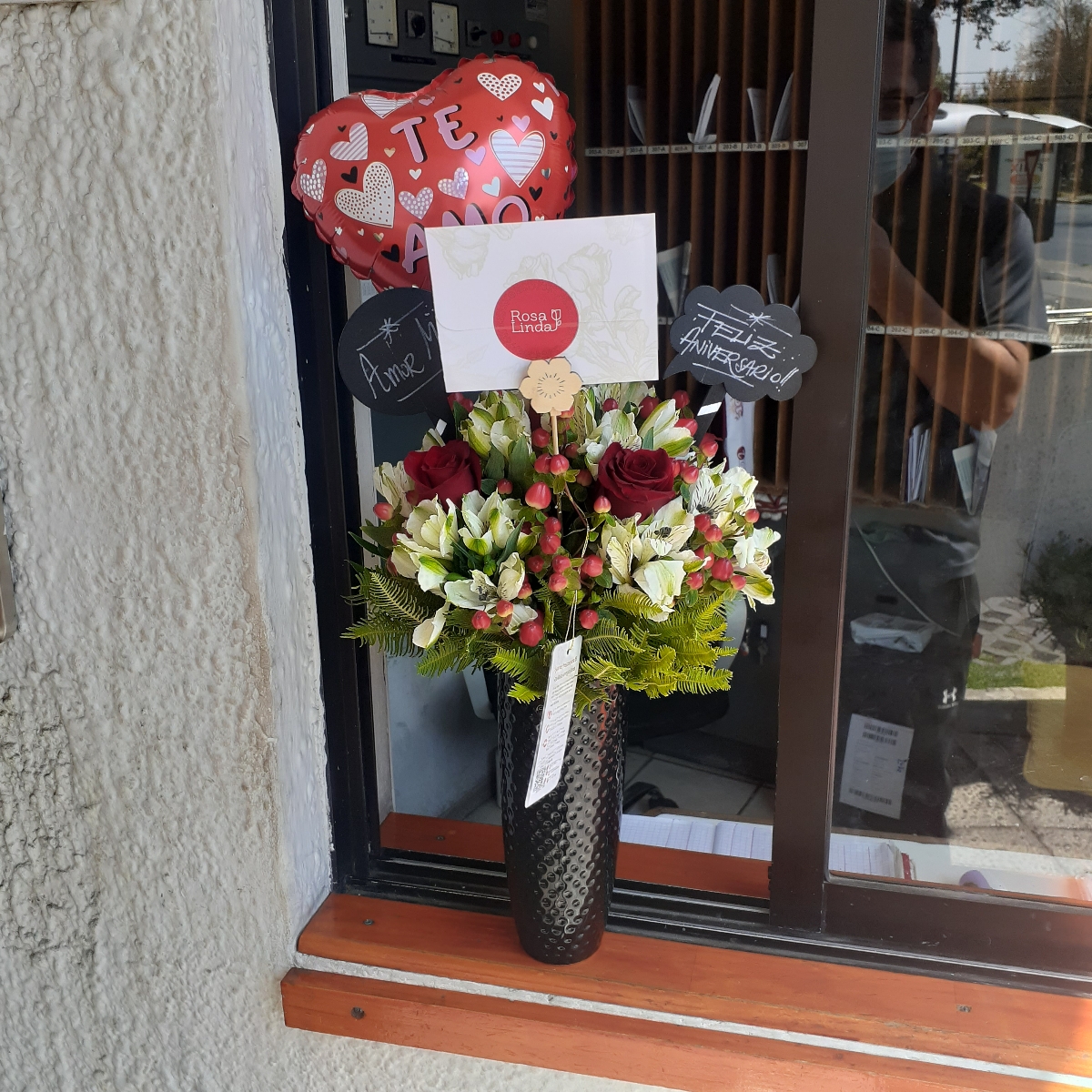 Cupido - Arreglo floral con rosas rojas, astromelias blancas e hypericum, globo te amo y pizarra de mensaje - Pedido 252455