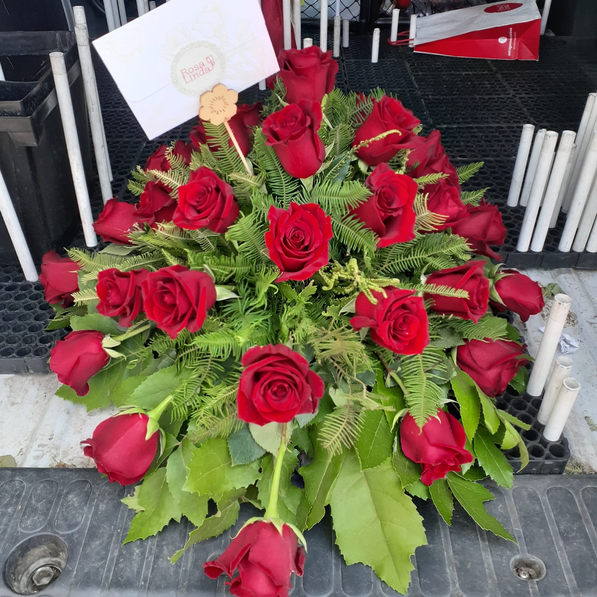 Arreglo Condolencias Ovalado con 40 rosas rojas - Pedido 252464