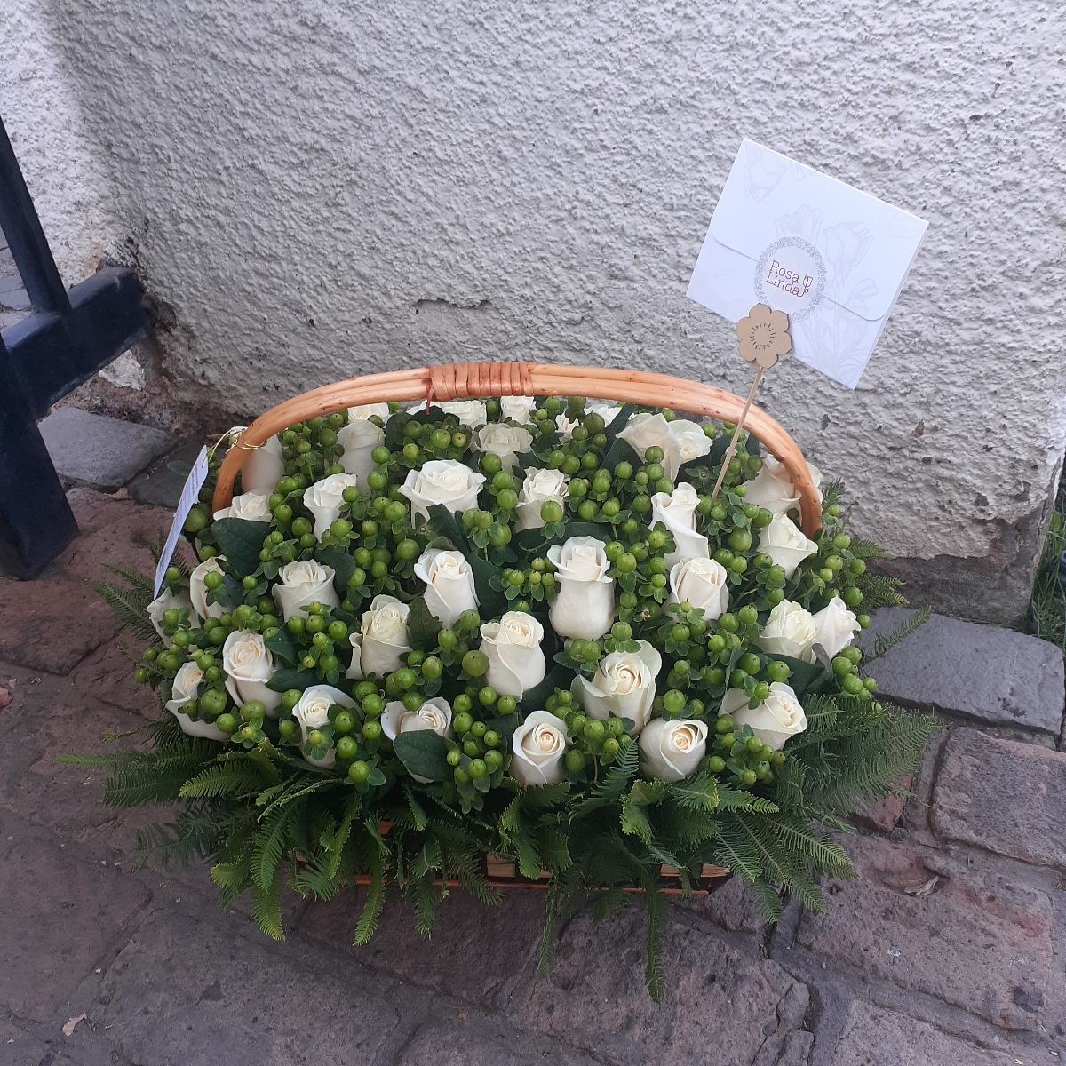 Arreglo floral en canasto con 50 rosas blancas e hypericum verde - Pedido 252887