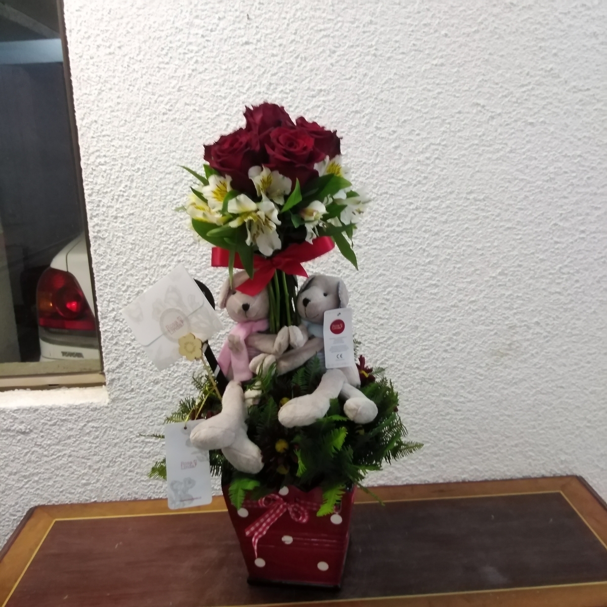 Arbolito de enamorados - Arreglo floral con rosas rojas, astromelias, maules y peluches de ositos - Pedido 253198