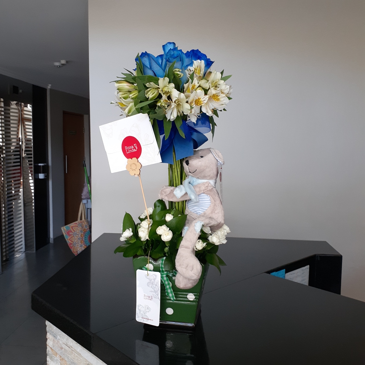 Arbolito con peluche Osito - Arreglo floral con rosas azules, astromelias y maules - Pedido 253321