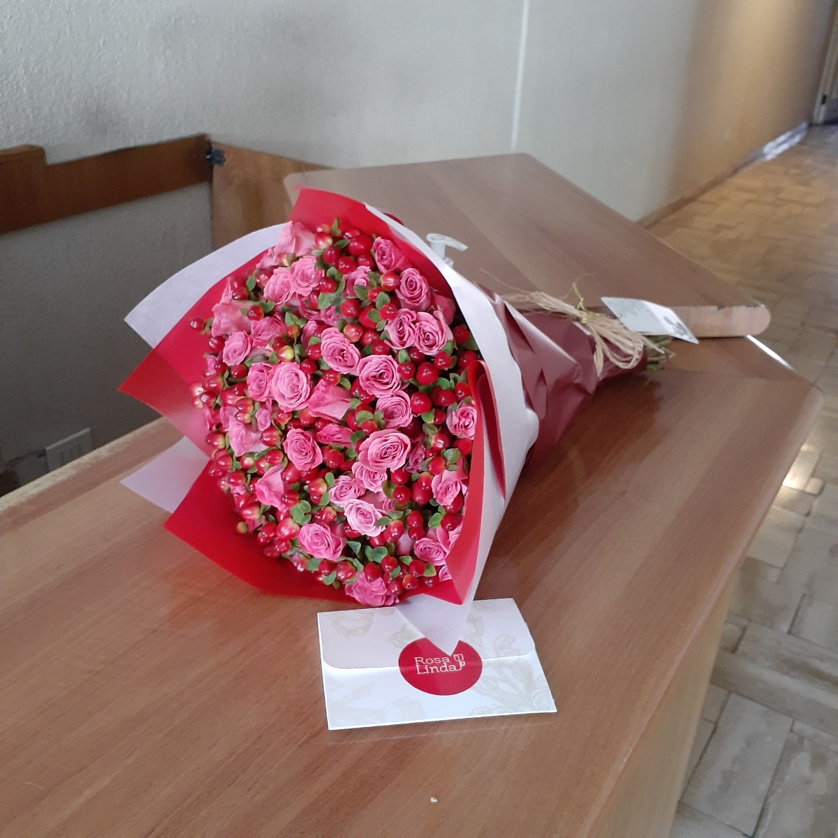Ramo de flores con minirosas rosadas e hypericum rojo - Pedido 253776