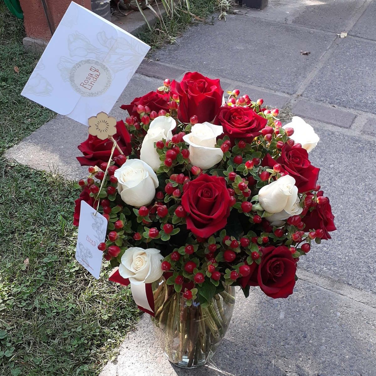 Antonia Blanco-Rojo - Arreglo floral en florero con mix de 24 rosas blancas y rojas, e hypericum rojo - Pedido 253792