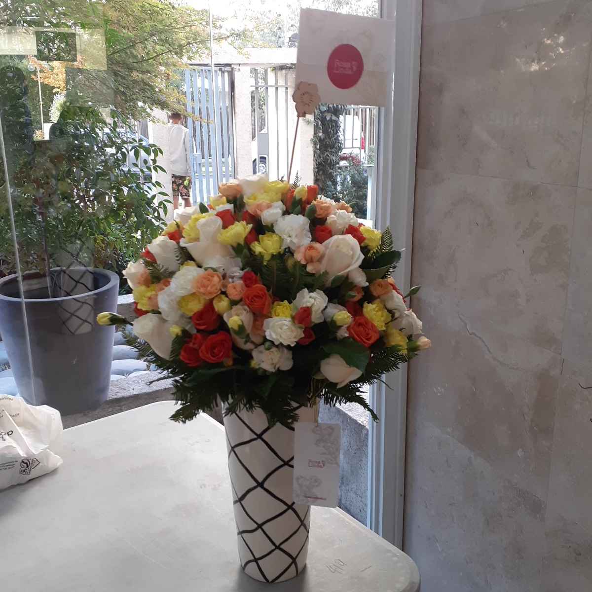 Pamela Rosas Blancas - Arreglo floral con rosas blancas y mini claveles amarillos y naranjos - Pedido 253823