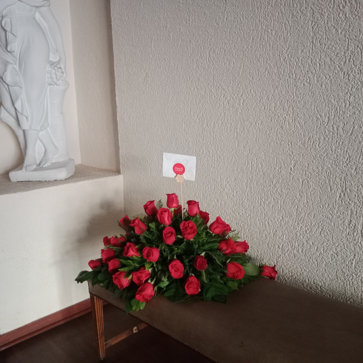 Arreglo Condolencias Ovalado con 40 rosas rojas - Pedido 253919