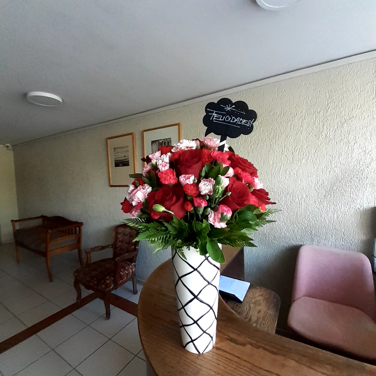 Pamela Rosas Rojas - Arreglo floral con rosas rojas y mini claveles rosados y fucsias - Pedido 254187