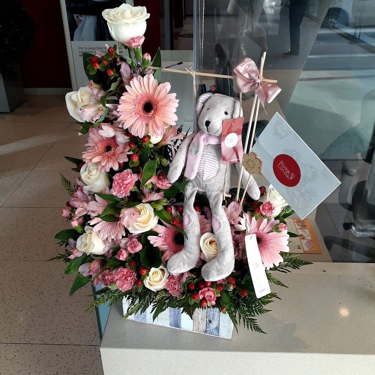 Osita en el jardín - Arreglo floral de nacimiento con peluche de osita en tonos blancos y rosados - Pedido 254188
