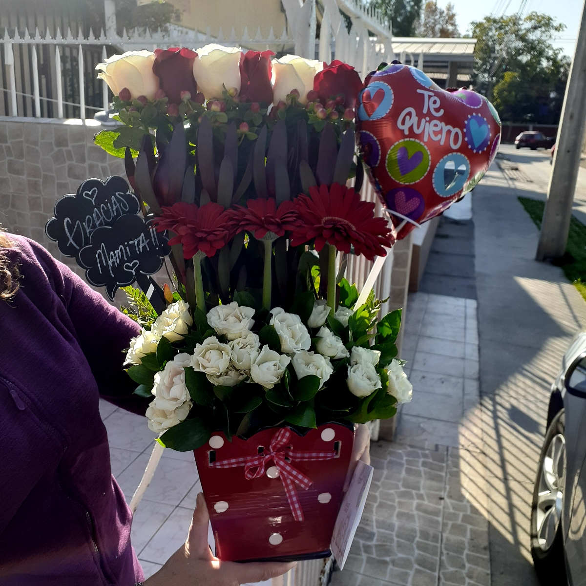 Amor de madre Rojo - Arreglo floral para mamá con mix de rosas blanco-rojo, hypericum, leucadendros, gerberas rojas y minirosas blancas - Pedido 254426