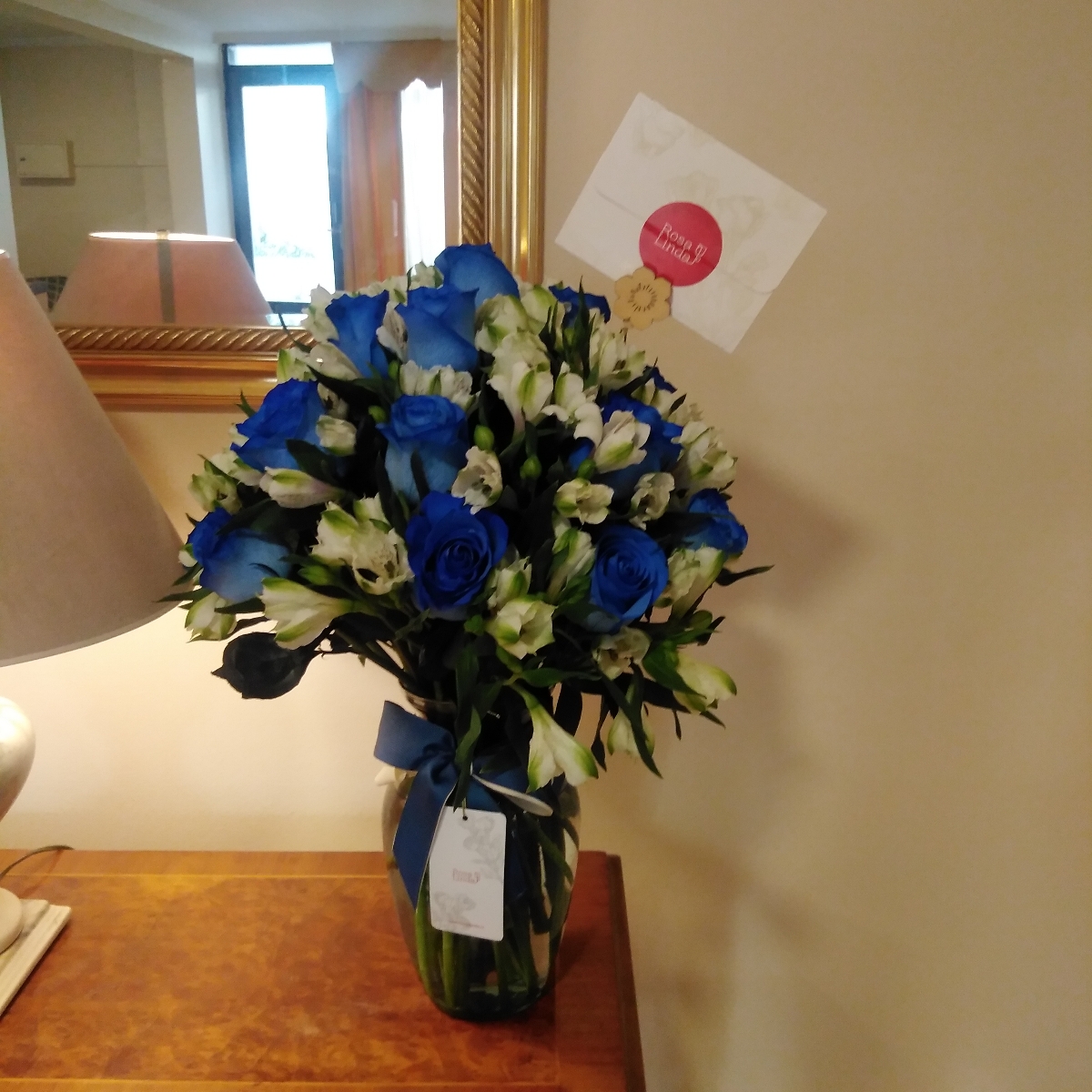 Arreglo floral en florero ánfora con rosas azules y astromelias - Pedido 254429