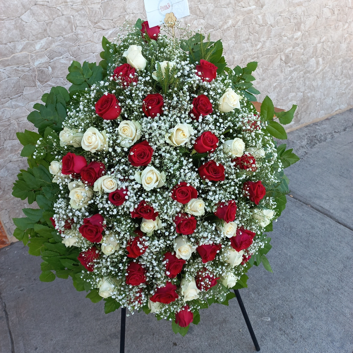 Por Siempre - Corona de condolencias con rosas blancas, rosas rojas y gypsophilas - Pedido 254434