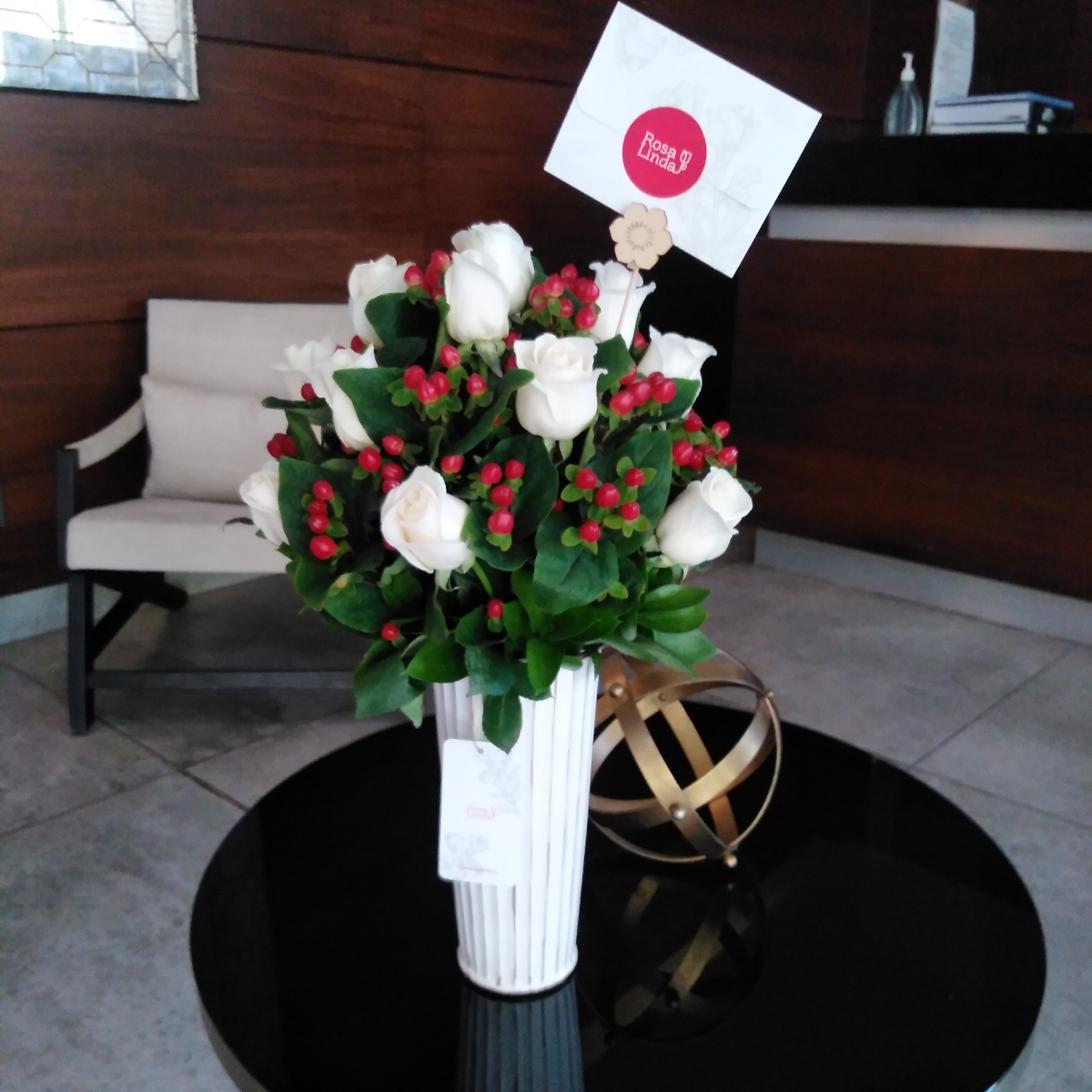 Tú y Yo blanco - Arreglo floral con rosas blancas e hypericum rojo - Pedido 254551