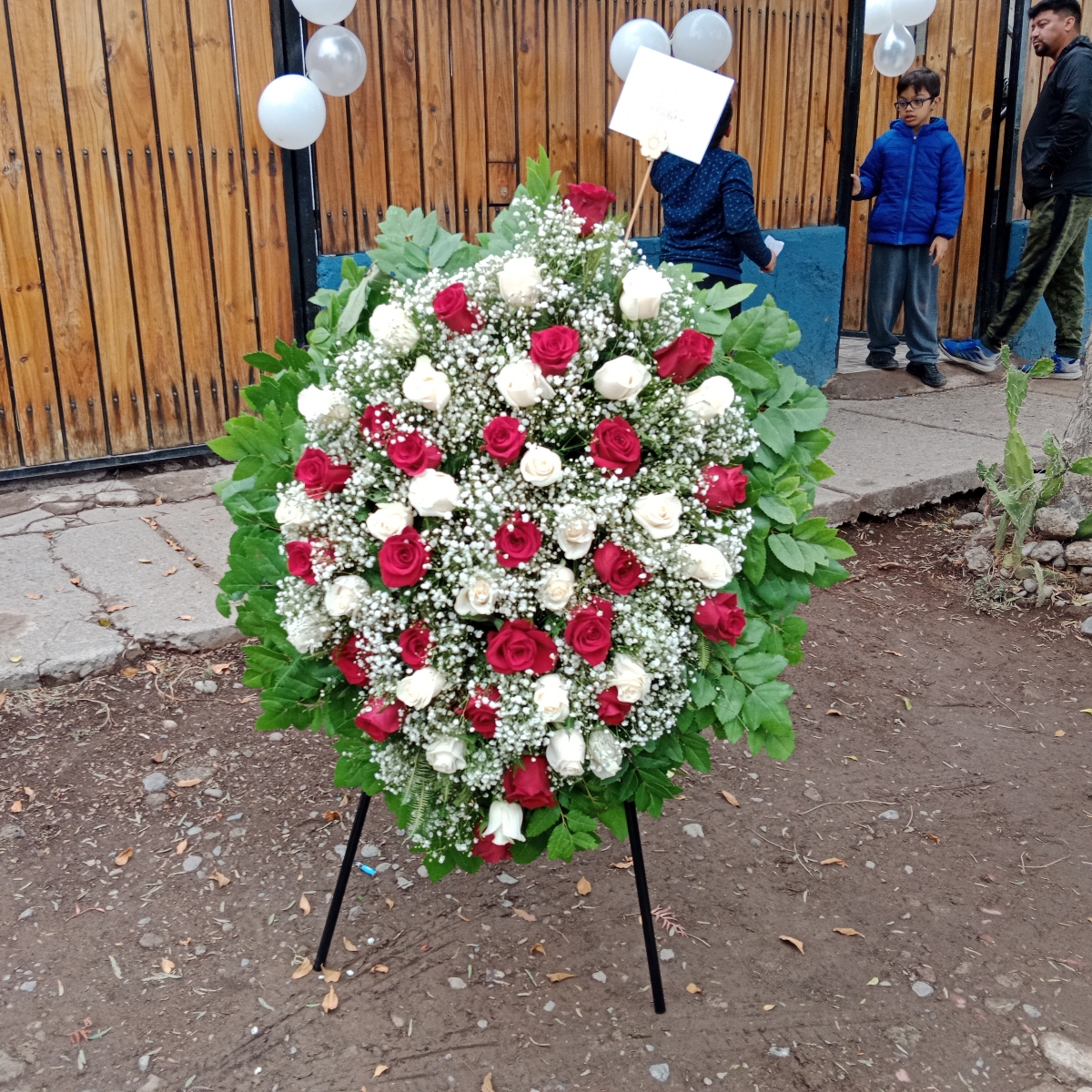 Por Siempre - Corona de condolencias con rosas blancas, rosas rojas y gypsophilas - Pedido 254684
