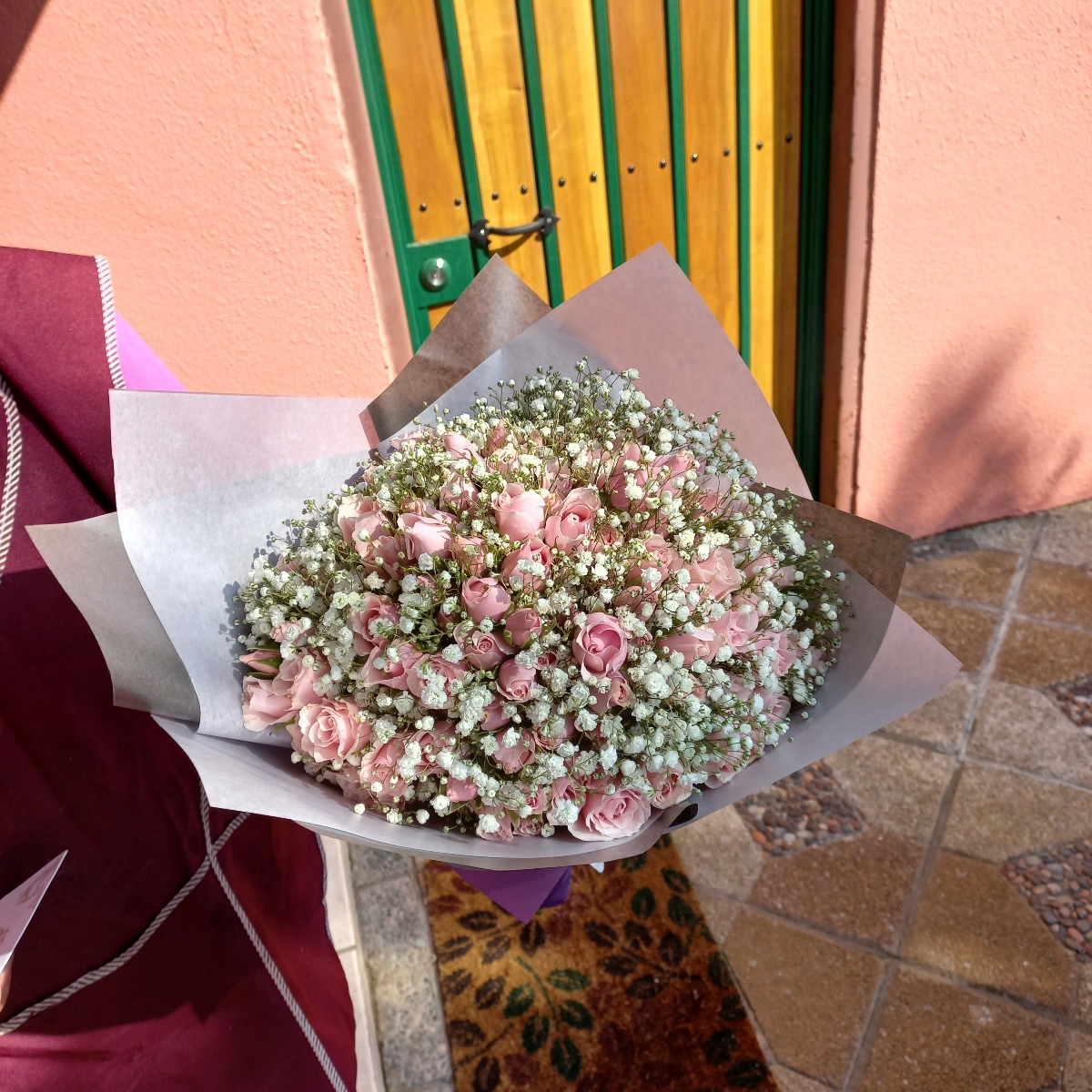 Ramo de flores con minirosas rosadas y gypsophila - Pedido 254692