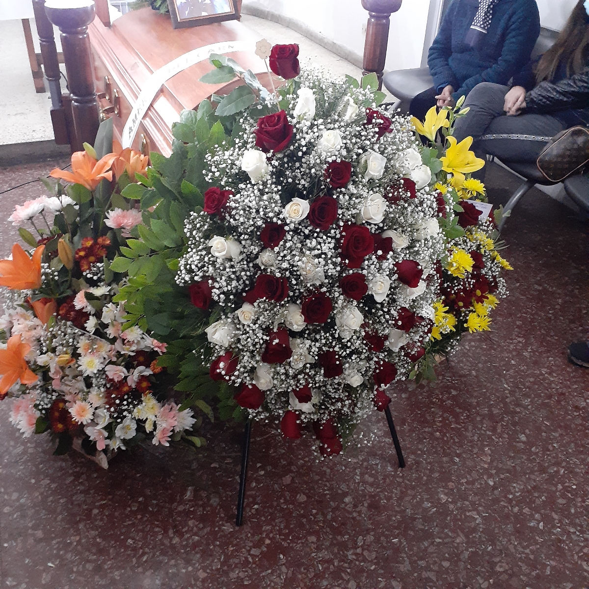 Por Siempre - Corona de condolencias con rosas blancas, rosas rojas y gypsophilas - Pedido 254702