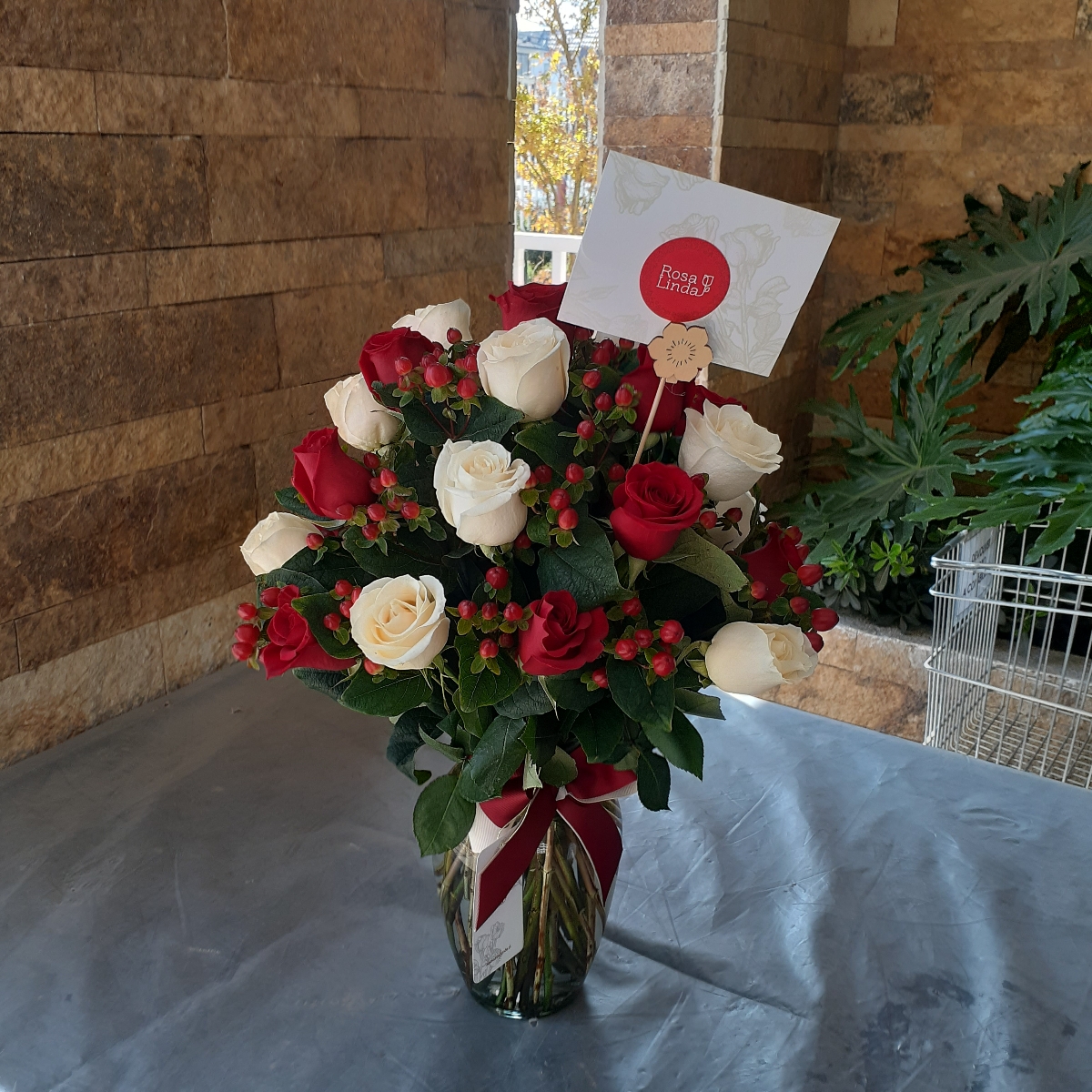 Antonia Blanco-Rojo - Arreglo floral en florero con mix de 24 rosas blancas y rojas, e hypericum rojo - Pedido 254845
