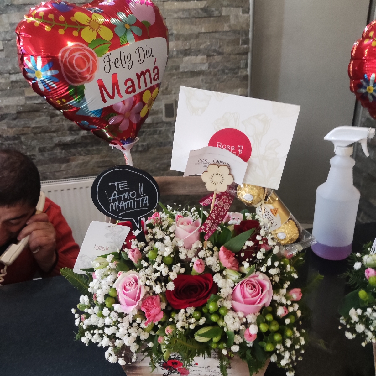 Canasto para mamá - Arreglo floral con rosas, miniclaveles, astromelias, chocolates, globo y pizarra - Pedido 255159