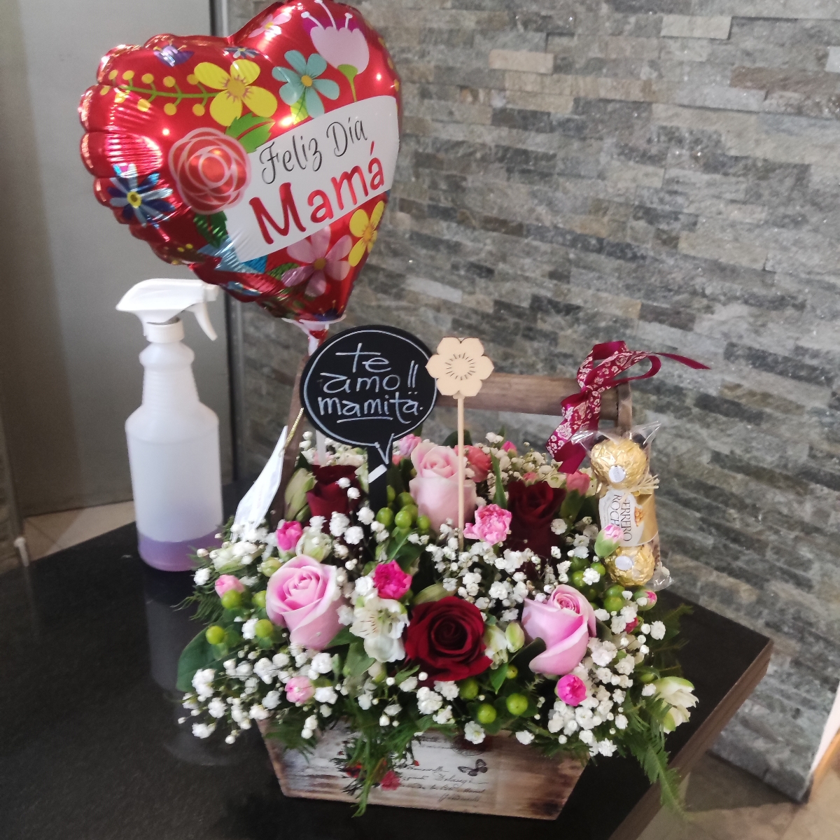 Canasto para mamá - Arreglo floral con rosas, miniclaveles, astromelias, chocolates, globo y pizarra - Pedido 255161