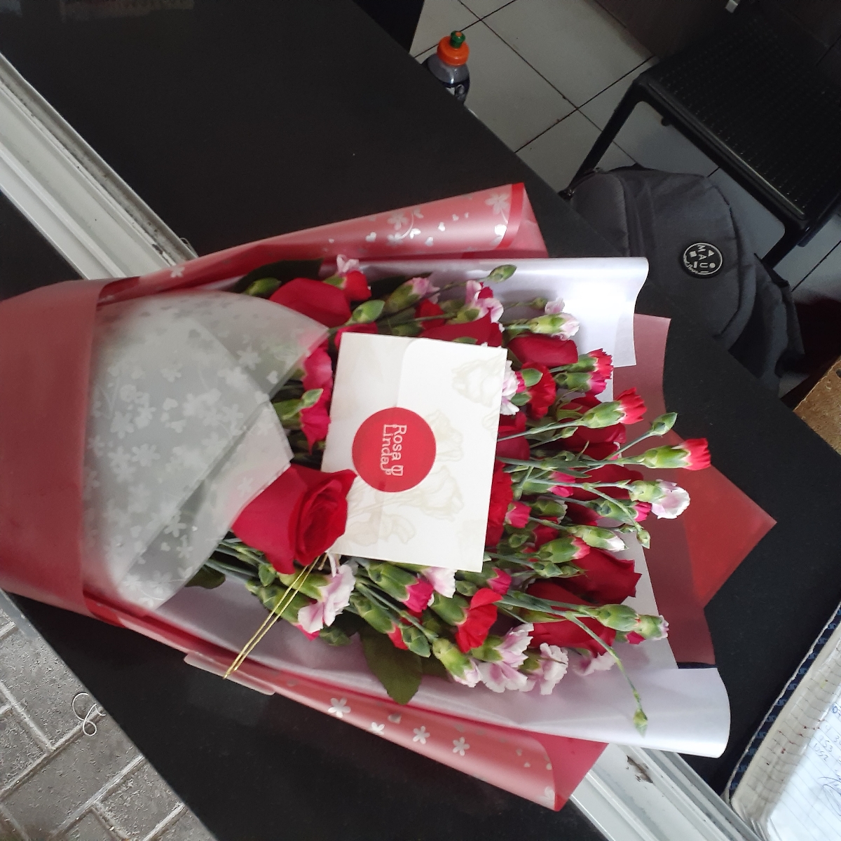Ramo de flores extendido con miniclaveles y rosas rojas - Pedido 255183