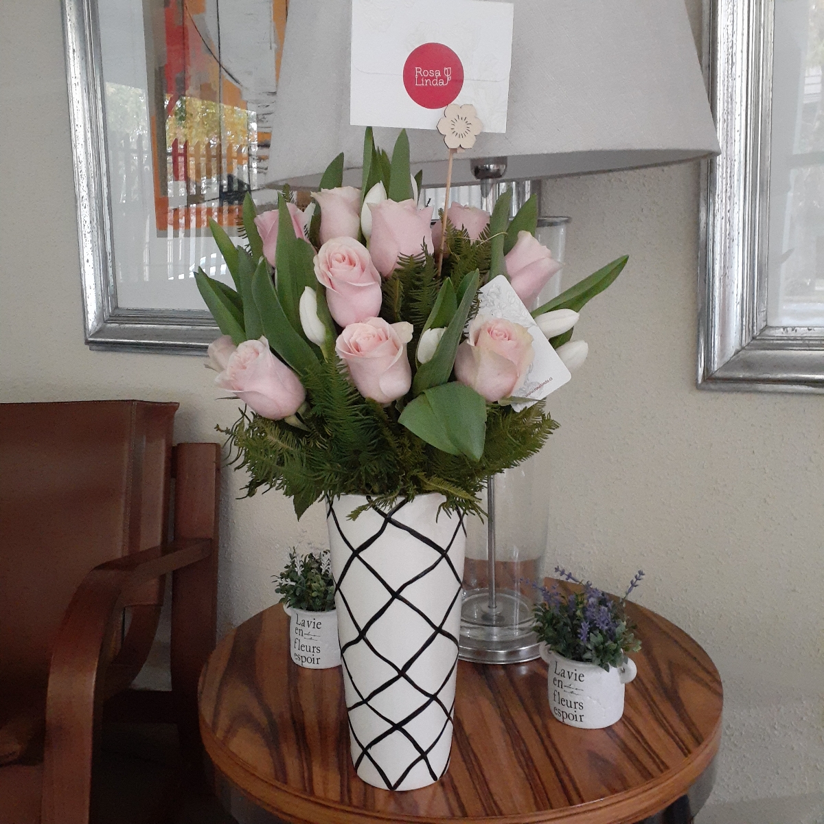 Isidora Blanco y Damasco - Arreglo floral con tulipanes blancos y rosas damasco - Pedido 255202