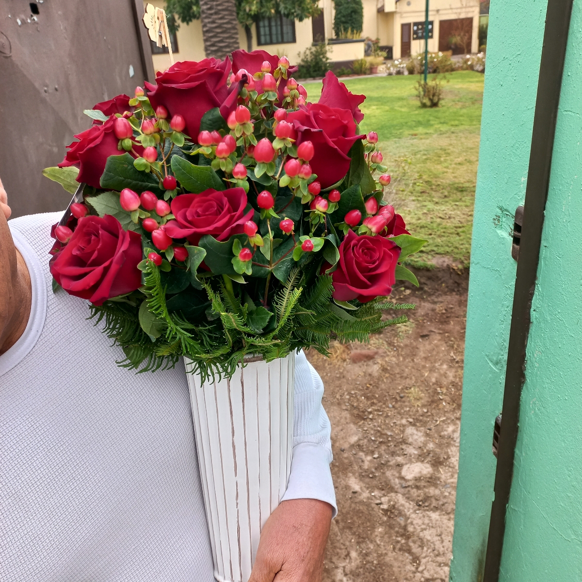 Tú y Yo - Arreglo floral con rosas rojas e hypericum rojo - Pedido 255209