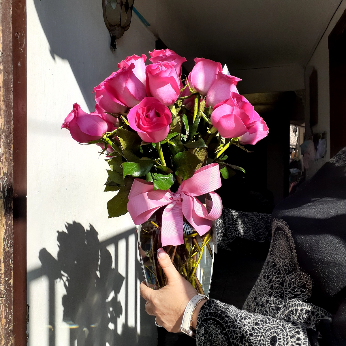 Arreglo floral en florero ánfora con 24 rosas fucsias - Pedido 255324